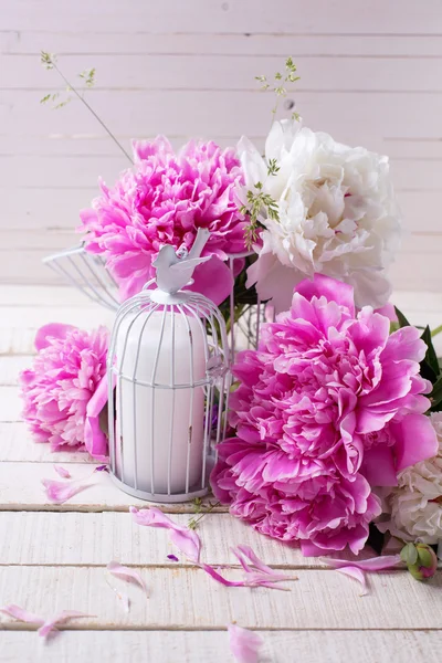 Цветы и декоративные свечи — стоковое фото