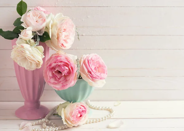 Flores de rosas en jarrones — Foto de Stock