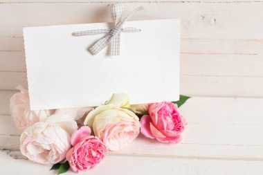 Pastel gül ve boş etiket
