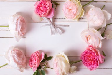 Pastel gül ve boş etiket