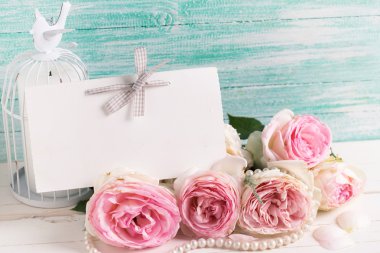 tatlı gül çiçek ve boş etiket