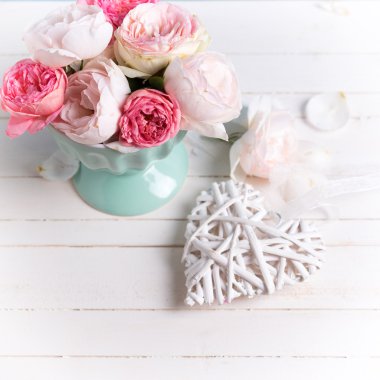 Turkuaz vazoda pastel gül