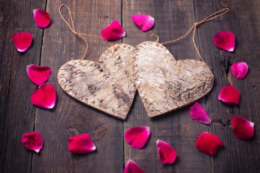 kalp ve gül yaprakları