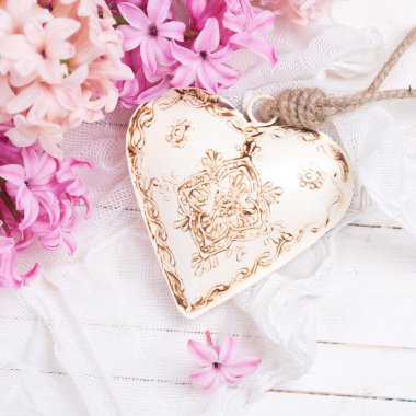 pembe sümbül ve dekoratif kalp