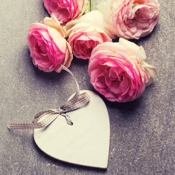 Roses and decorative heart — Stock Photo, Image