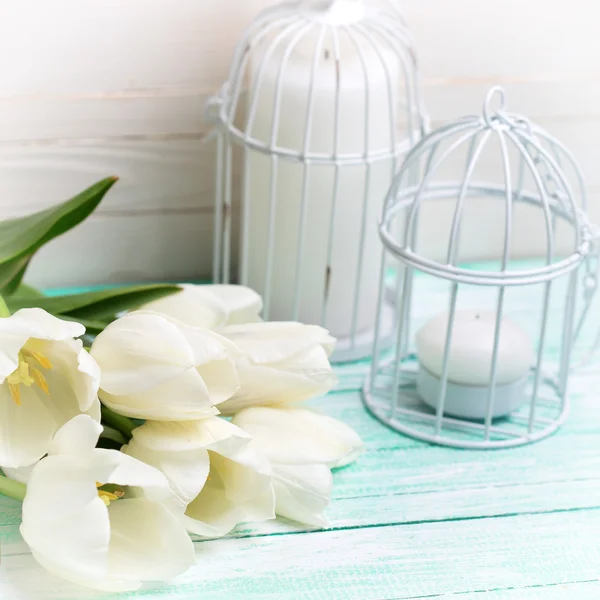 Białe kwiaty i świece — Zdjęcie stockowe
