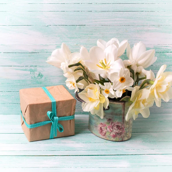 Flores y caja con regalo — Foto de Stock