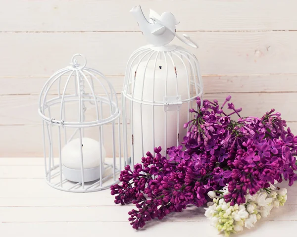 紫丁香鲜花和蜡烛 — 图库照片