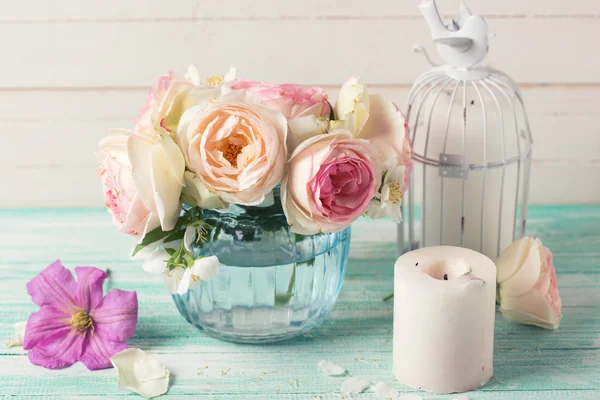 鲜花的花瓶，蜡烛 — 图库照片