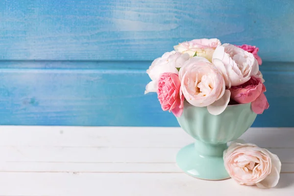 Pastel rozen in turquoise vaas — Stockfoto