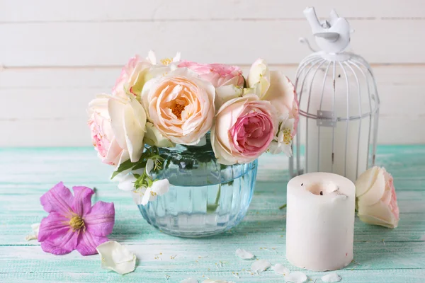Flores em vaso e velas — Fotografia de Stock