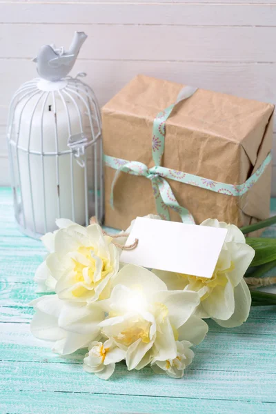Fresh daffodil flowers and gift — Stock Photo, Image