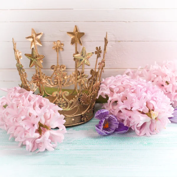 Hiacynty i dekoracyjne korony — Zdjęcie stockowe