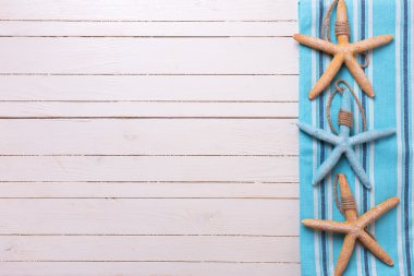 Ahşap üzerine deniz öğeleri