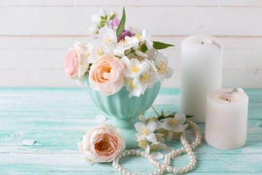 Gül ve Yasemin çiçek ve mum