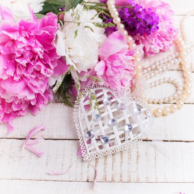 Dekoratif kalp, inci ve peonies