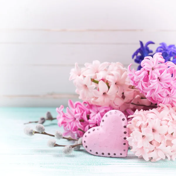 Hiacynty i dekoracyjne różowy serce — Zdjęcie stockowe
