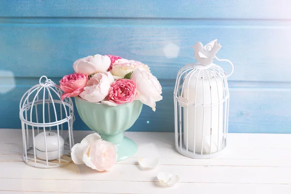 Pastel roses in turquoise vase — Stock Photo, Image