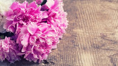 Beyaz ve pembe peonies