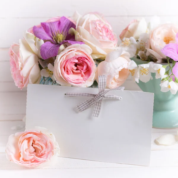 Rosas, jazmín, flores de clematis — Foto de Stock
