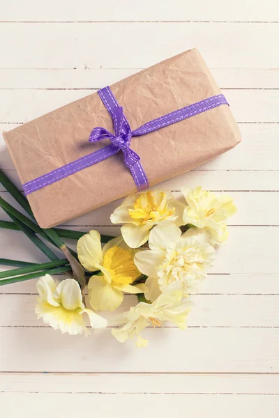 Box with present and spring flowers — Stock Photo, Image