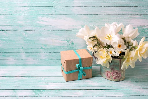 Fleurs et boîte avec cadeau — Photo