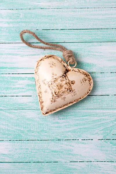 Coração em madeira pintada de turquesa — Fotografia de Stock