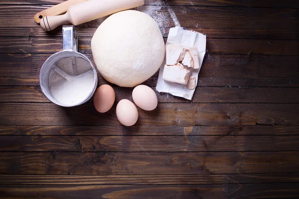 Massa e ingredientes em madeira — Fotografia de Stock