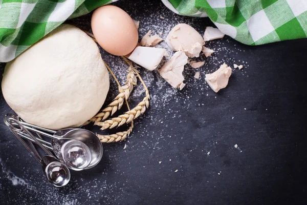 Dough and ingredients on slate — Stock Photo, Image