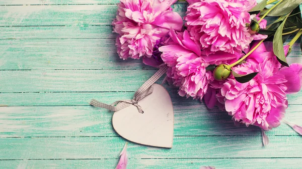 Şakayık çiçekleri ve dekoratif kalp — Stok fotoğraf