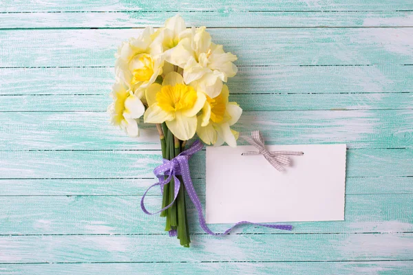 Fresh  flowers and tag — Stock Photo, Image