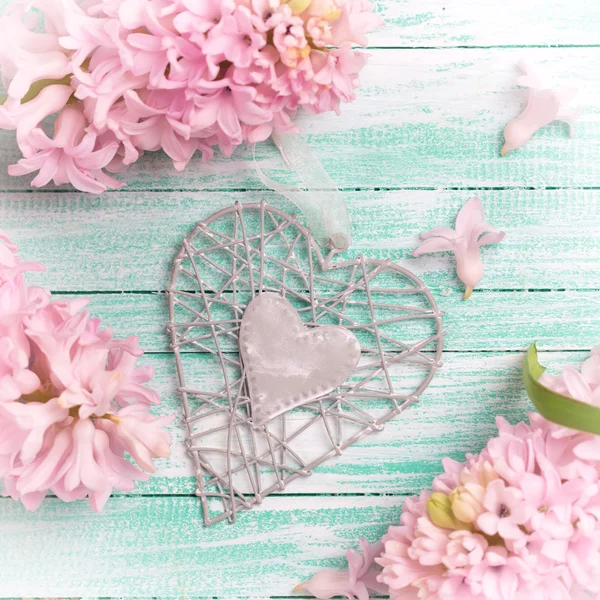 Dekorativt hjärta och blommor — Stockfoto