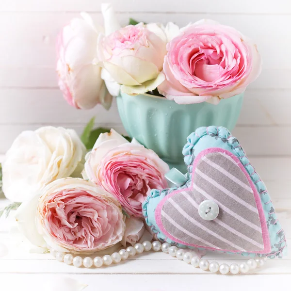 Květiny a dekorativní srdce — Stock fotografie