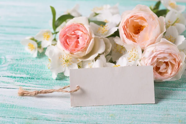 Flores e etiqueta vazia — Fotografia de Stock