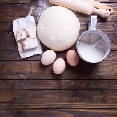 Hamur ve bunun için malzemeler 