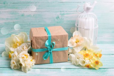 Kurdele ile şenlikli hediye kutusu