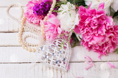 Kalp, inci ve peonies