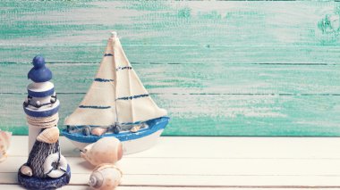 Dekoratif deniz feneri, yelkenli tekne