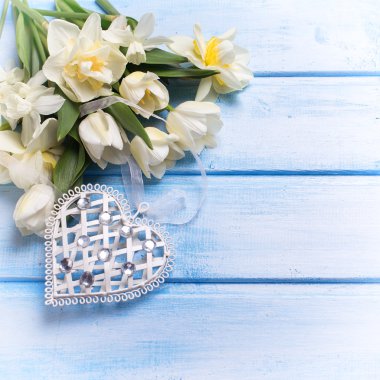 Çiçekler ve dekoratif kalp