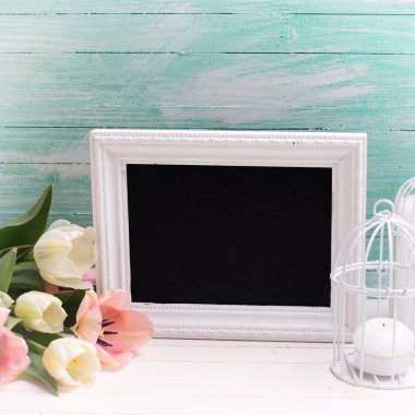 Çiçek, boş yazı tahtası ve mumlar