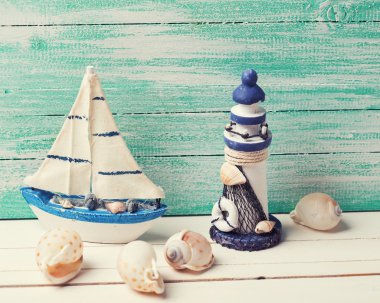 Dekoratif deniz feneri, yelkenli tekne