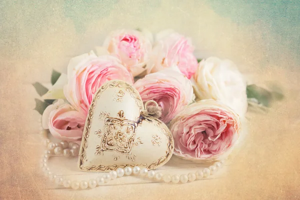 装飾的なハートとピンクのバラ — ストック写真