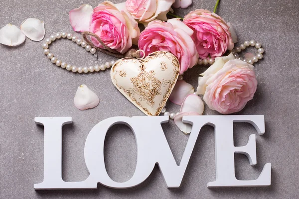 Parola amore, cuore e rose — Foto Stock