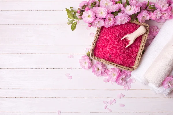 Sal marina en cesta con toallas y flores —  Fotos de Stock
