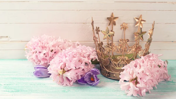 Çiçekler ve dekoratif taç — Stok fotoğraf