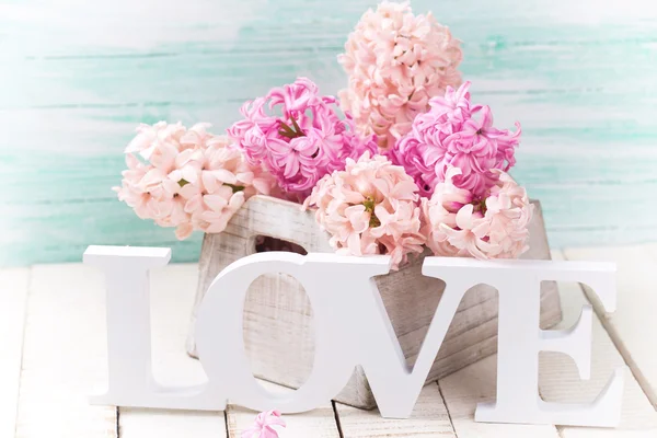 Verse bloemen en woord liefde — Stockfoto