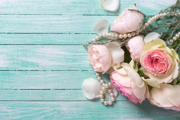 Fleurs roses et perles — Photo