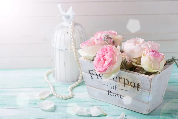 Rose rosa in vaso di legno — Foto Stock