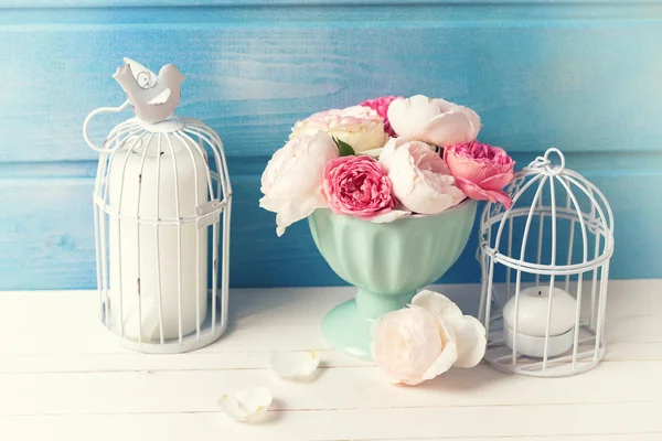 Pastelových růží v tyrkysové váza — Stock fotografie