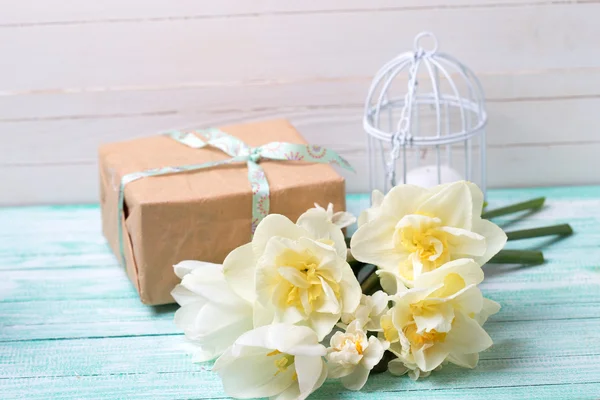 Flores frescas de narciso e presente — Fotografia de Stock